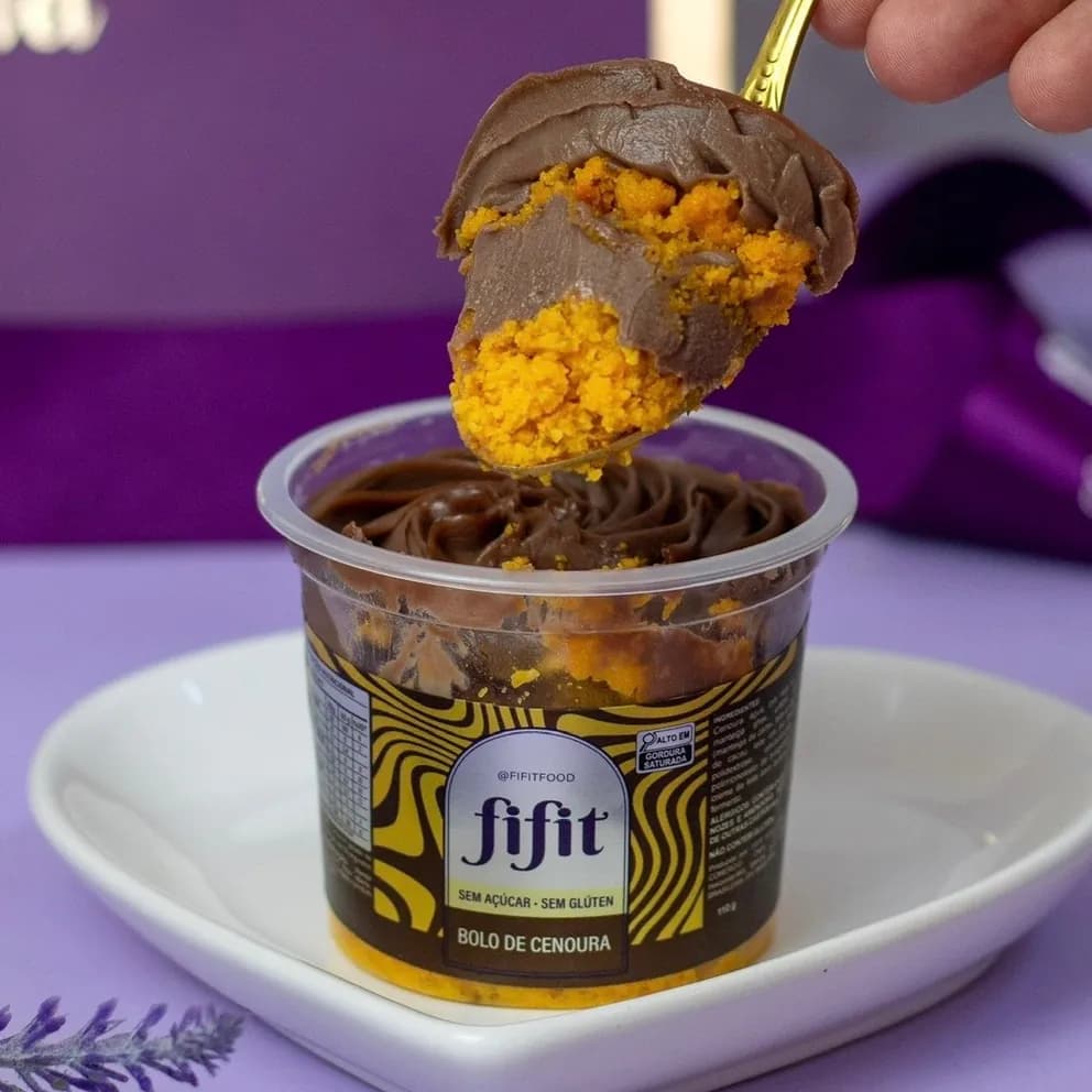 Bolo de cenoura low carb com brigadeiro